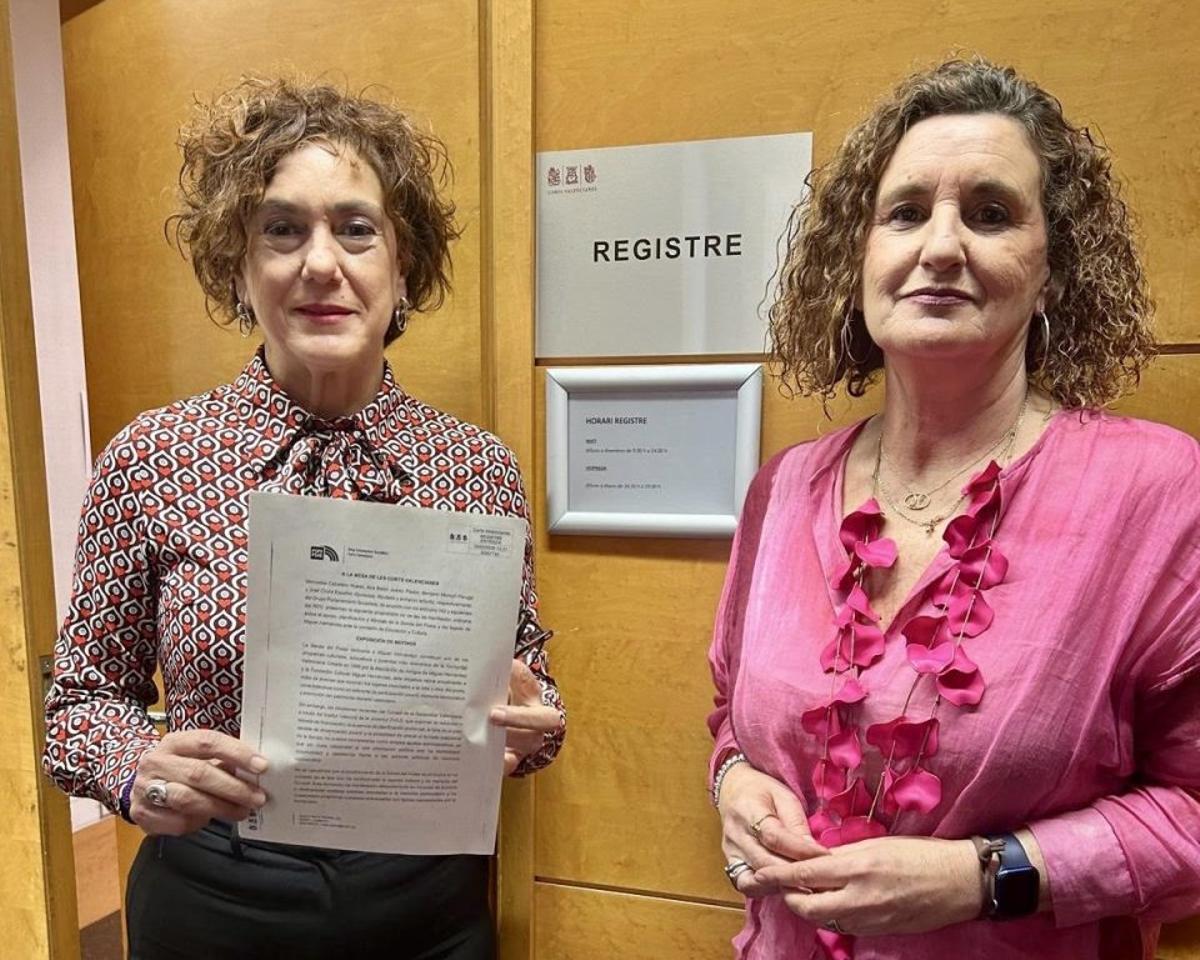 Las diputadas socialistas Ana Belén Juárez y Mercedes Caballero