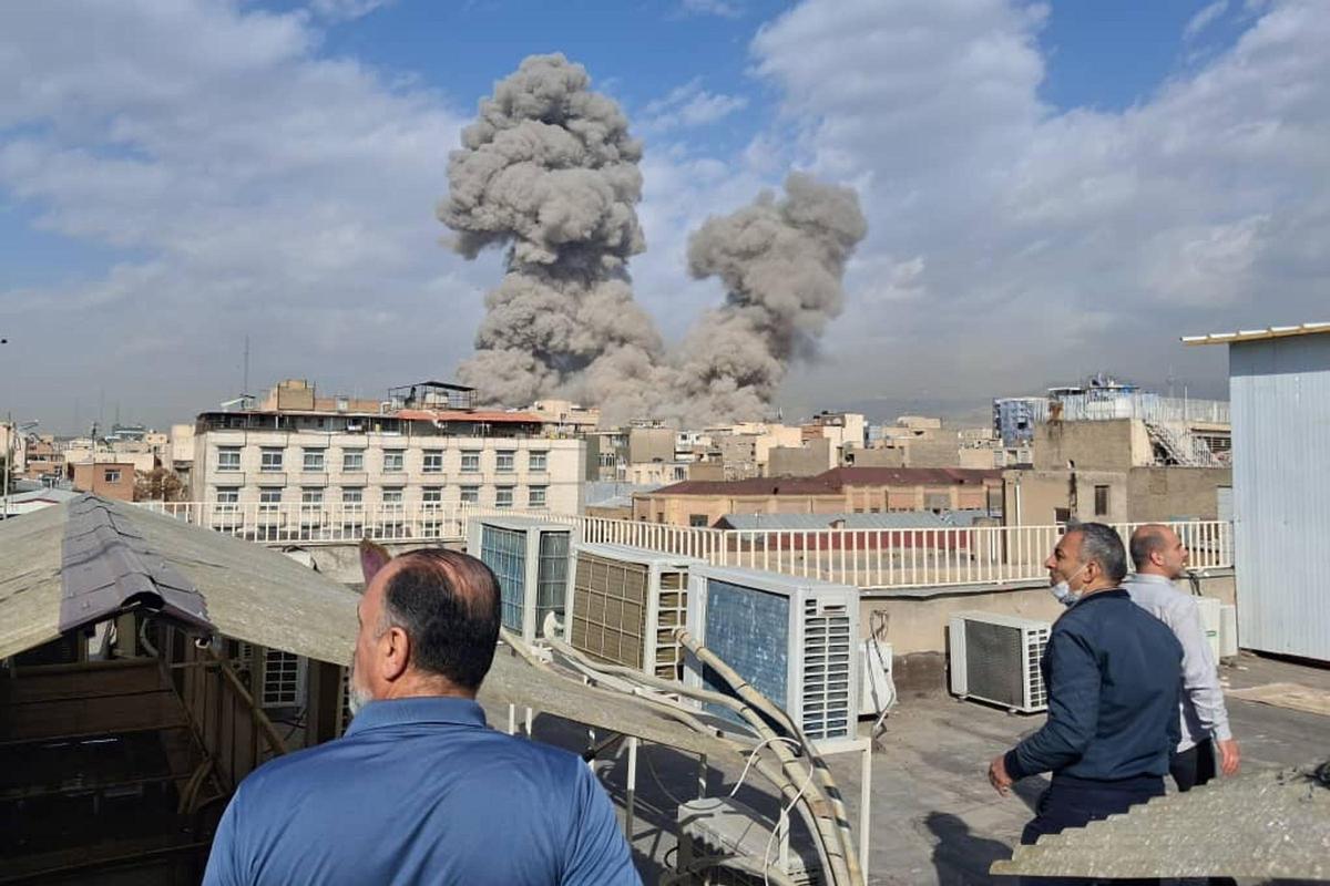 Columnas de humo en Teherán a causa del ataque de Israel, este sábado.