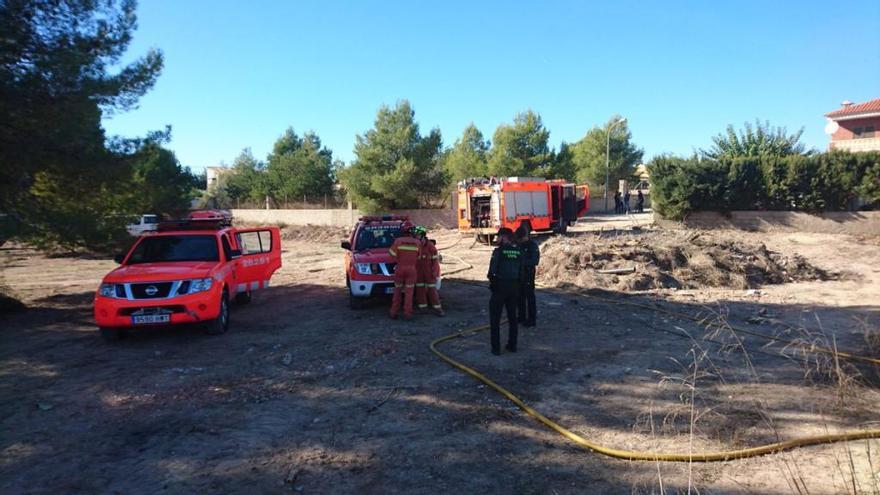 Efectivos de bomberos de los parques de Paterna y l&#039;Eliana, en el lugar del incendio.