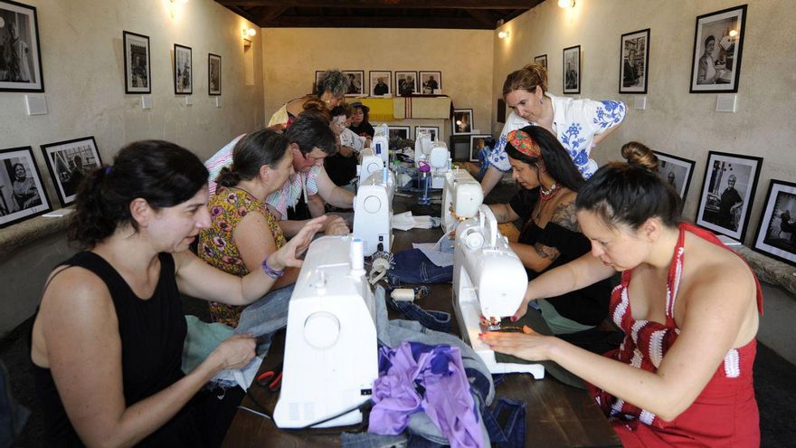 Asistentes al taller de creación de bolsos con ropa en desuso. | Bernabé/Javier Lalín