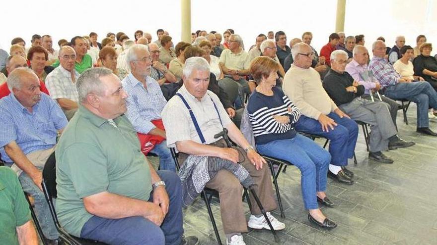 Vecinos de Domaio en la reunión del sábado.