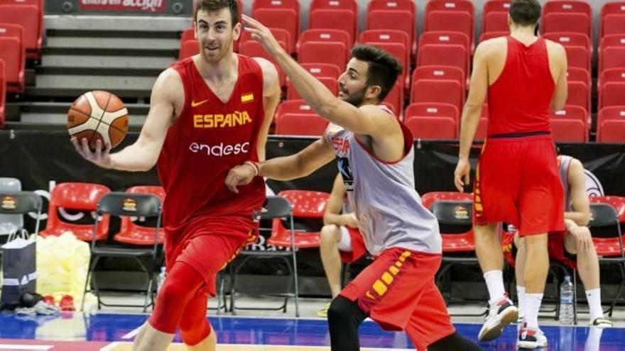 Claver, durante el entrenamiento junto a Ricky.