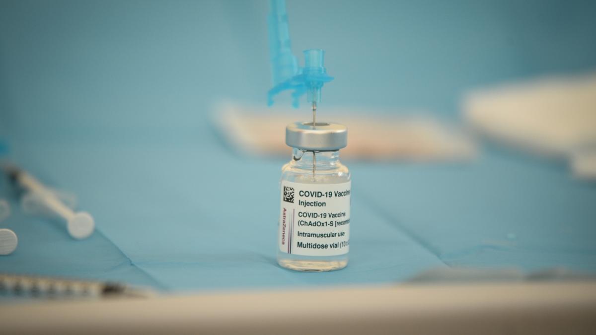 Un vial con la vacuna de AstraZeneca contra la covid-19