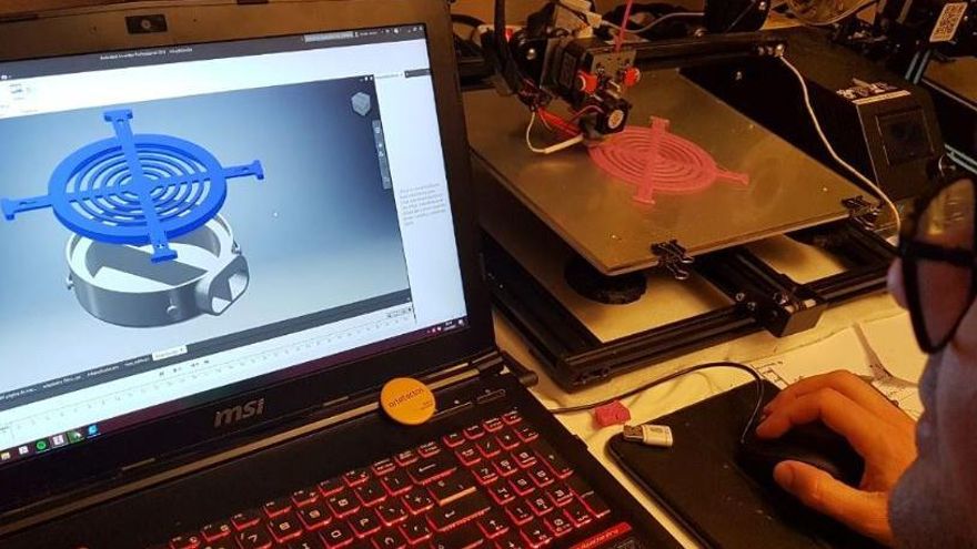 El grupo trabaja con impresoras 3D para desarrollar el prototipo. Al lado, una imagen de cómo quedaría la adaptación.