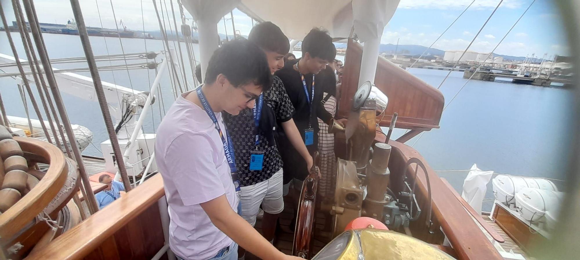 Los estudiantes del instituto de Vegadeo son recibidos en el “Elcano”