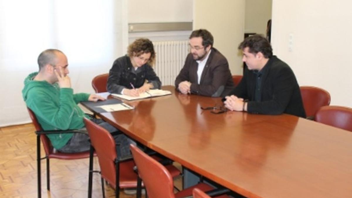 El alcalde de Sabadell, Juli Fernàndez, y el concejal de Educación, Joan Berlanga, reunidos con la consellera de Ensenyament, Meritxell Ruiz.