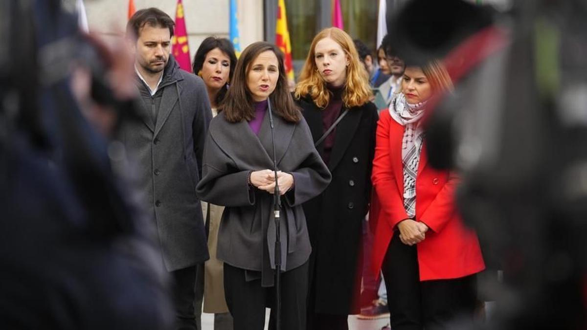 Los cinco diputados de Podemos, Javier Sánchez Serna, Martina Velarde, Ione Velarra, Lilith Verstrynge y Noemí Santana.