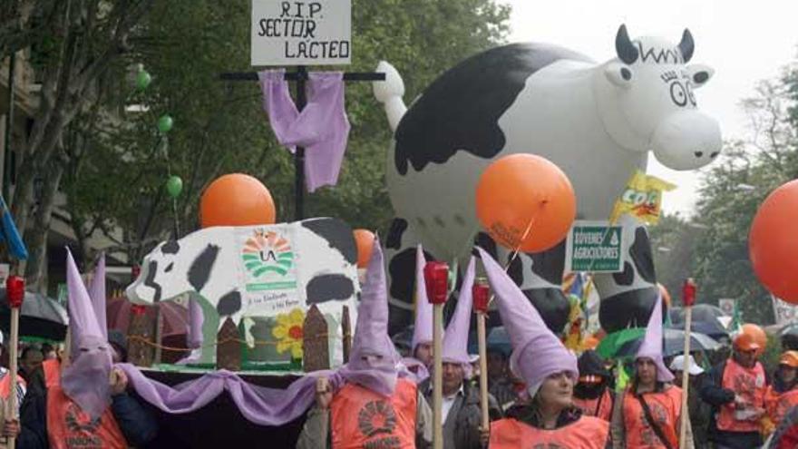 Ganaderos gallegos ataviados como costaleros protestan, ayer, en Madrid por la situación del sector lácteo.
