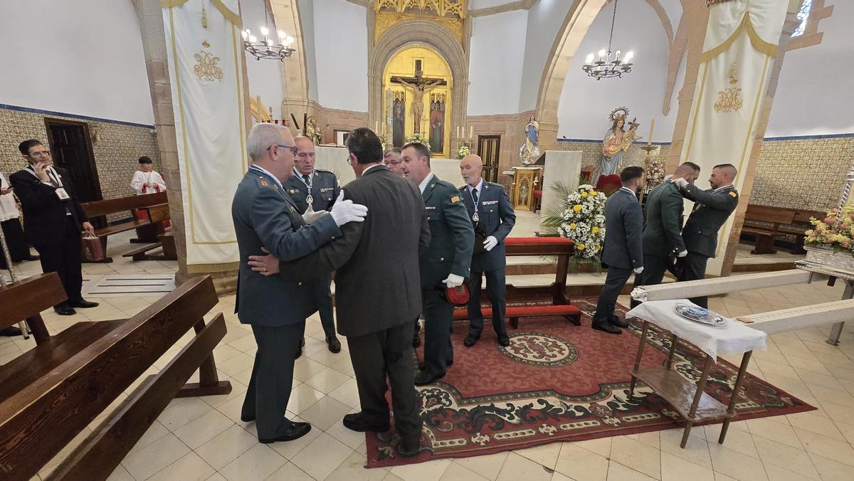 Numerosas personas participan en una jornada festiva iniciada con la salida de la patrona de la localidad desde la iglesia de San Andrés