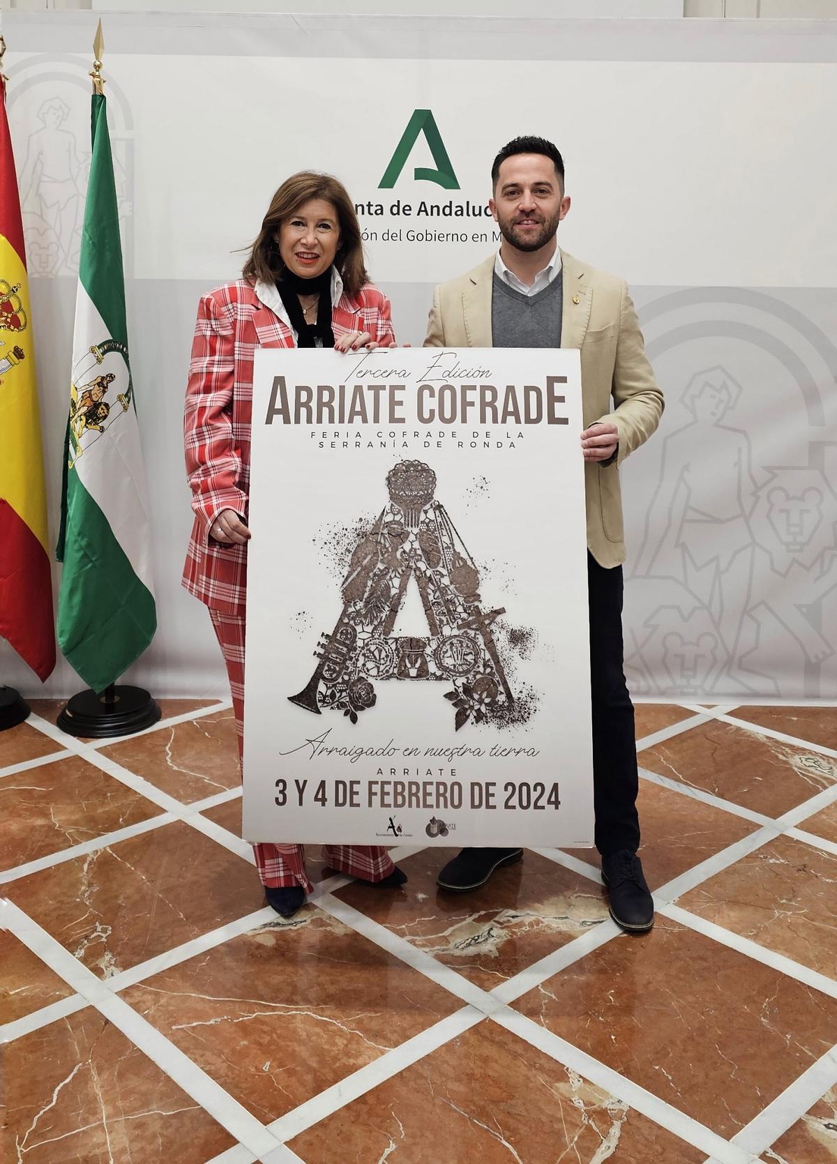 La delegada de Turismo, Gemma del Corral, presenta esta edición junto al alcalde de Arriate,  Francisco Javier Anet.