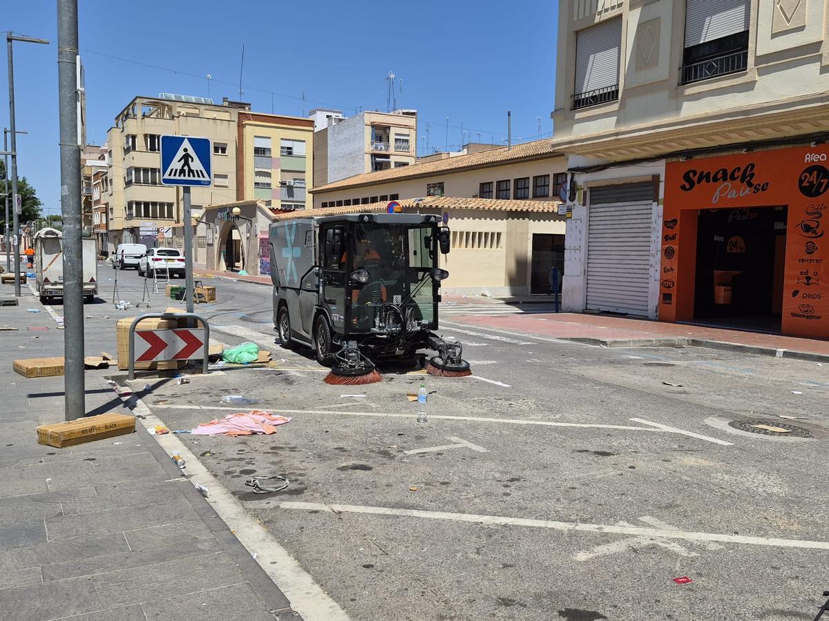Tareas de limpieza, ayer, tras el mercado extraordinario en Sagunt.