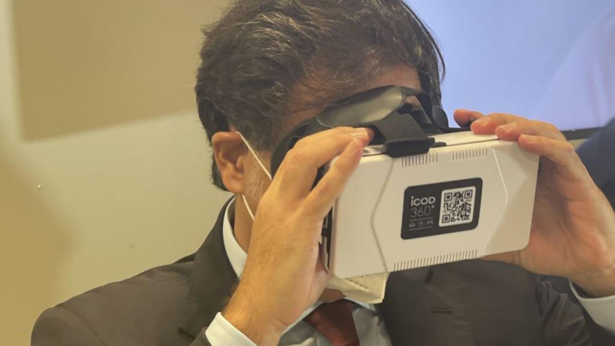 Francis González (CC) prueba las gafas de realidad virtual de Icod 360. 