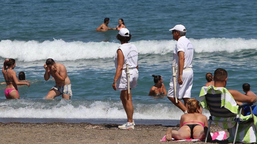 Vigilantes en la playa de la Misericordia.