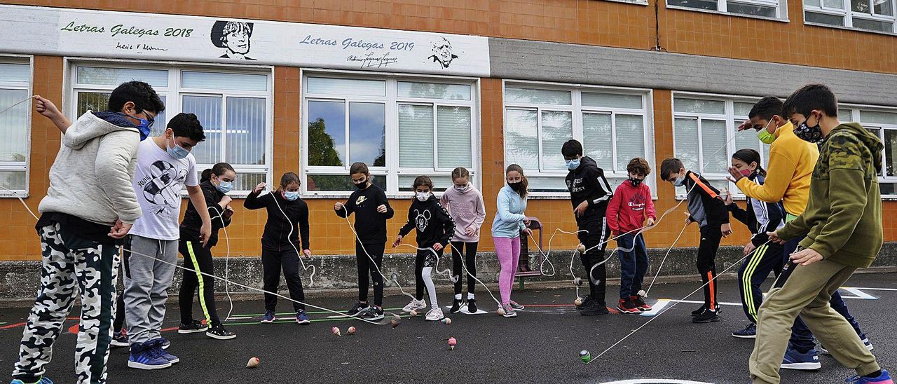 Alumnado do CEIP da Bandeira xoga cos peóns durante a sesión de Educación Física do mestre Xosé López.   | // BERNABÉ/JAVIER LALÍN