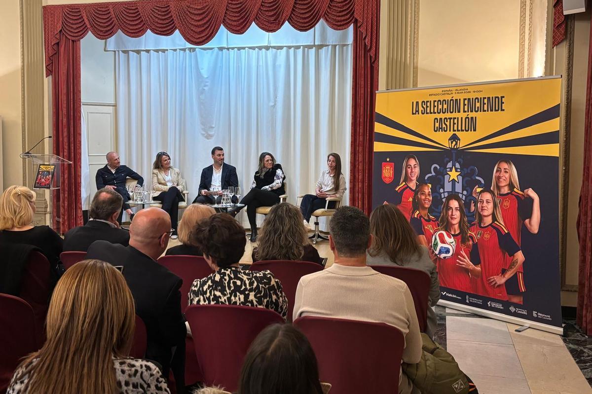 Imagen de la jornada en el Real Casino Antiguo de Castellón, con motivo de la selección española femenina de fútbol.