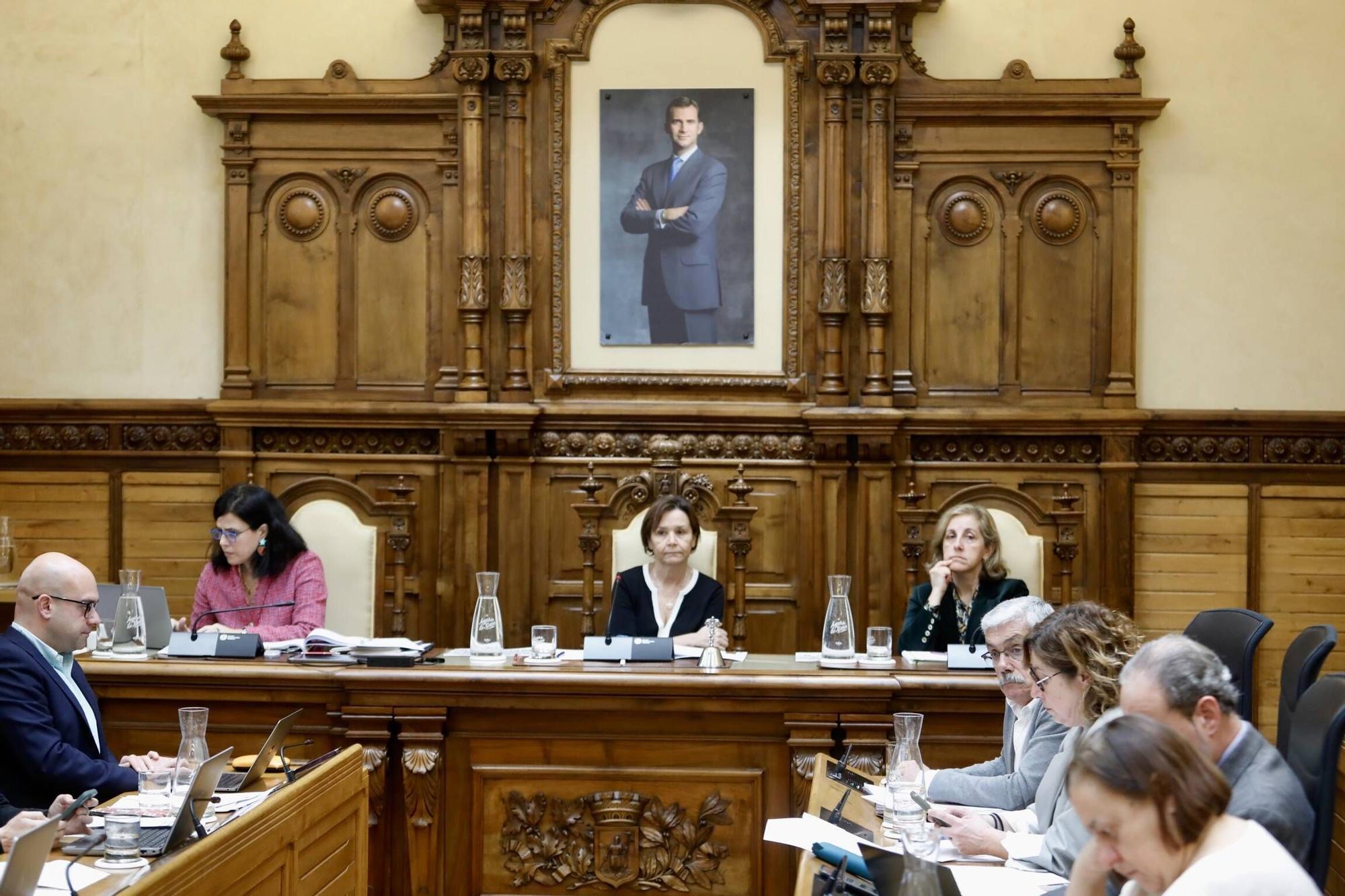 El pleno municipal en Gijón de febrero, con protesta por la contaminación (en imágenes)