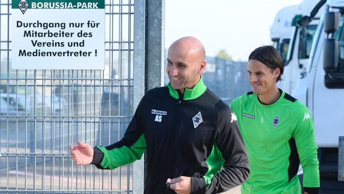 El técnico del Borussia Moenchengladbach Andre Schubert y el portero Sommer llegando al entrenamiento del día.