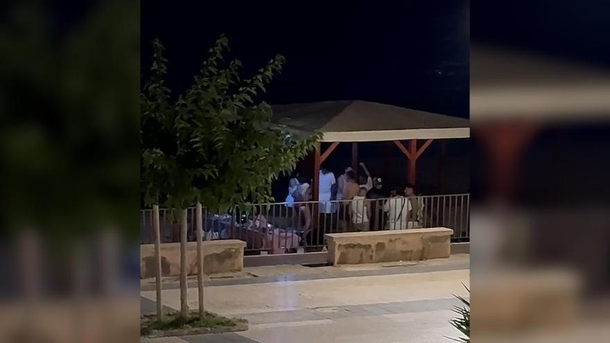 VÍDEO | Vecinos de Can Pere Antoni denuncian incivismo en la playa: suciedad y ruido hasta altas horas de la noche