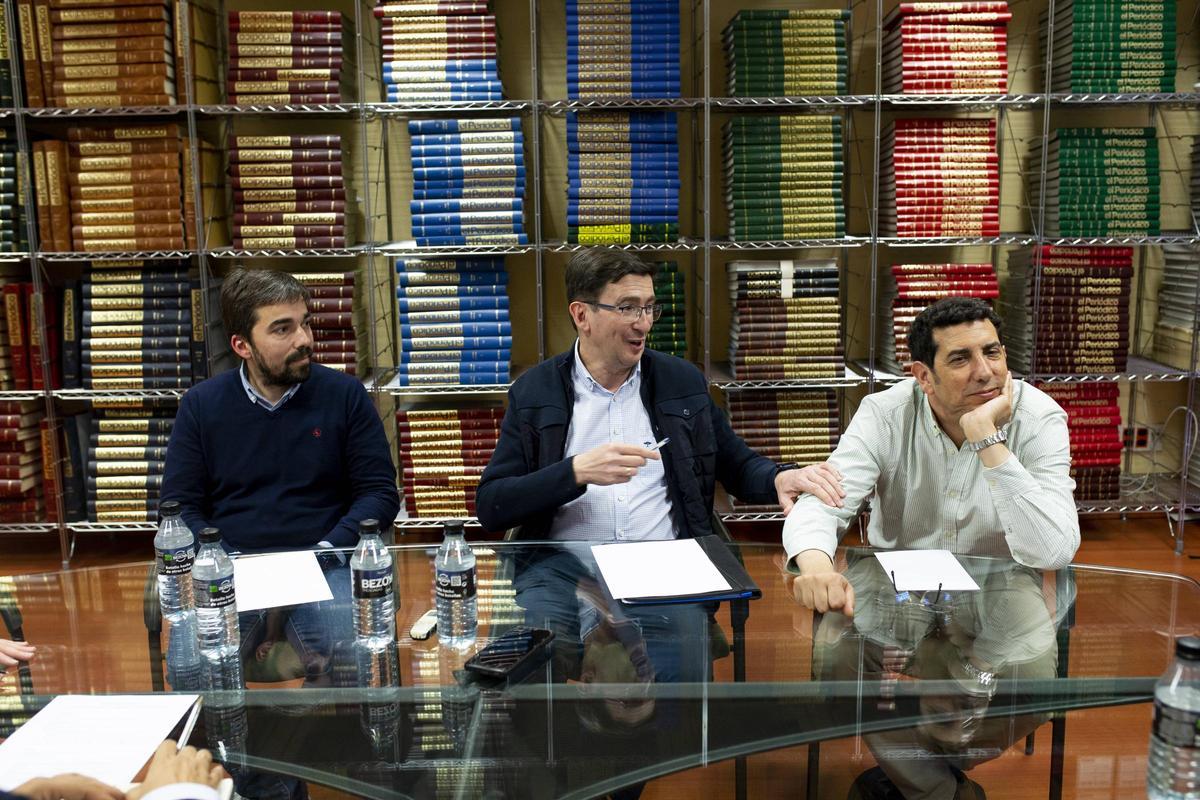 Pablo García, cardiólogo; Severino Pérez, internista; y Javier Fernández, cardiólogo; los tres profesionales de Hospitales Parque, durante la mesa de expertos.