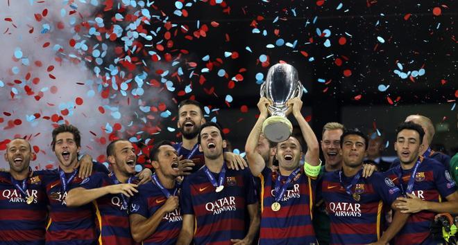 Sergi Roberto celebra la victoria junto a sus compañeros del trofeo de la Supercopa de Europa el 11 de agosto de 2015, después del partido entre Barcelona y Sevilla.