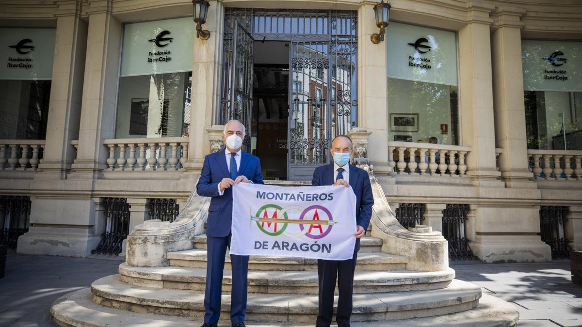 José Luis Rodrigo Escrig, de Fundación Ibercaja, y Ramón Tejedor, de Montañeros de Aragón, en la firma del convenio.