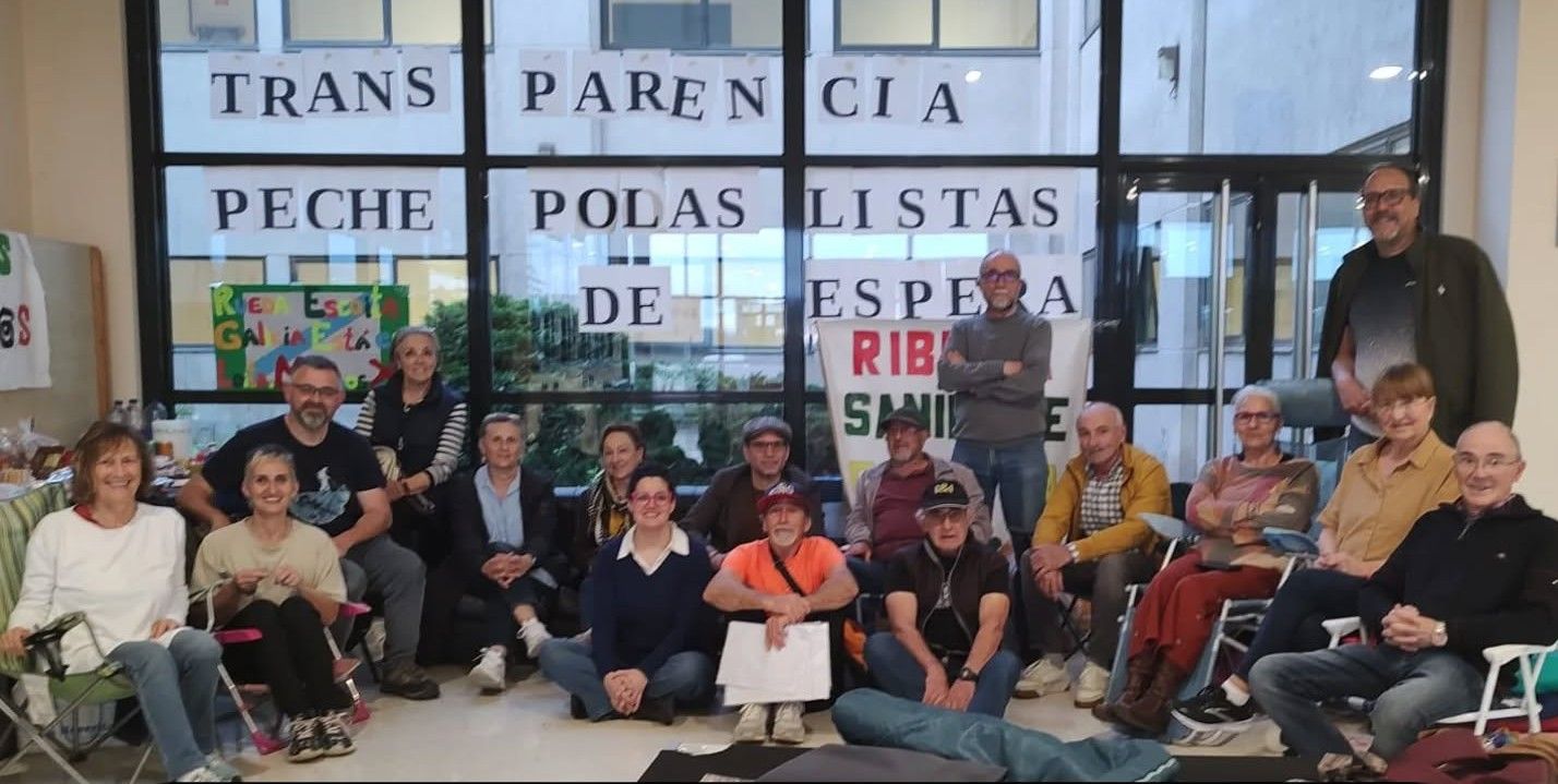 Grupo de veciños que pasaron a noite no hospital no undécimo día de peche.