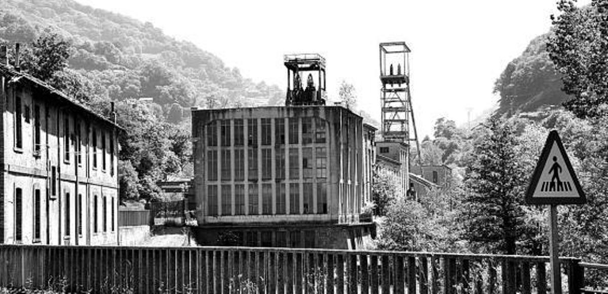 Las instalaciones del pozo minero Santa Bárbara, en el valle de Turón.