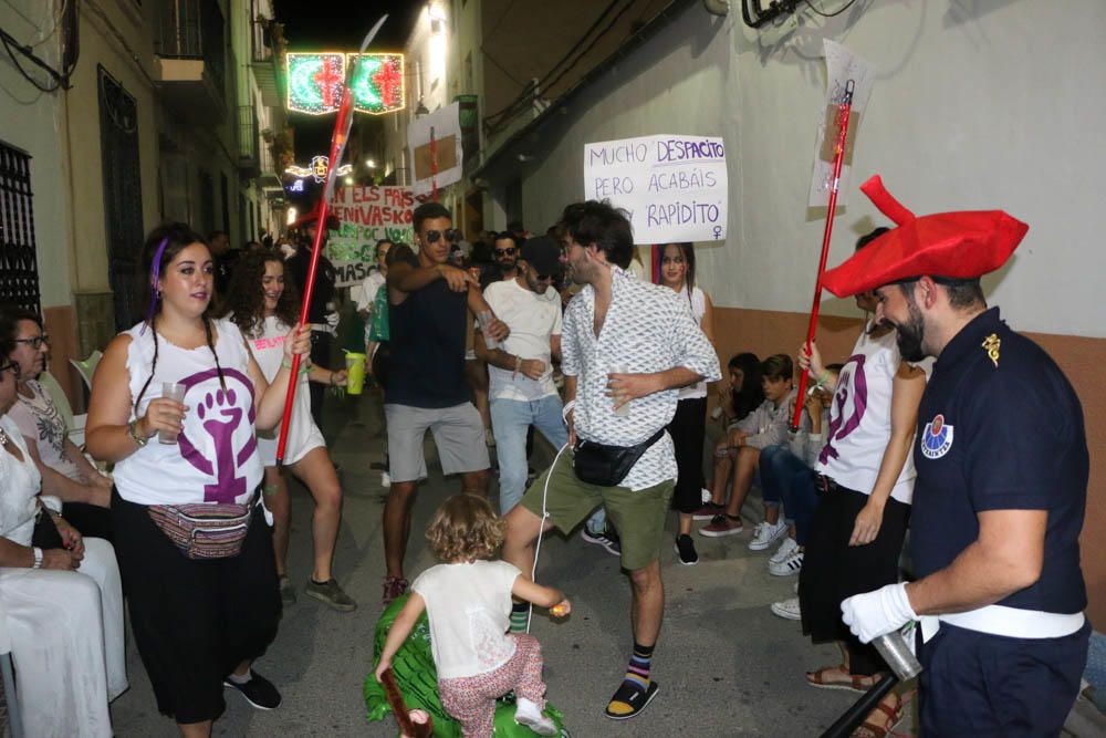 El cierre de sucursales bancarias en los pueblos, el muro de Trump en México y el referéndum catalán centran las críticas de los benillobers