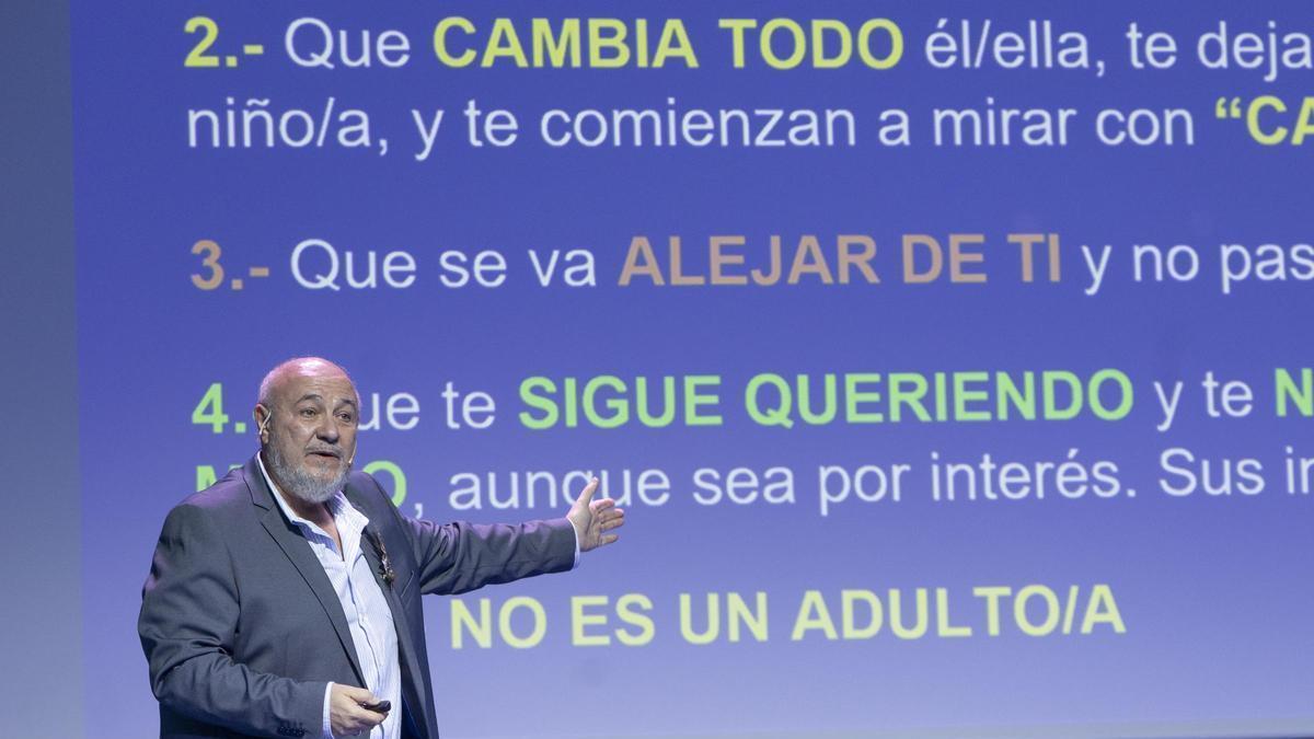 El psicoterapeuta Antonio Ríos, durante la presentación de su libro sobre la adolescencia, este viernes en el Club INFORMACIÓN
