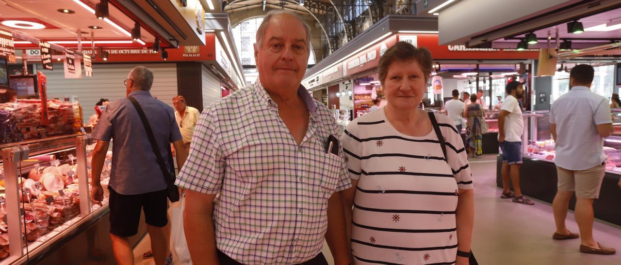 Manuel y Lucía, una pareja de pensionistas, en el Mercado Central de Zaragoza.