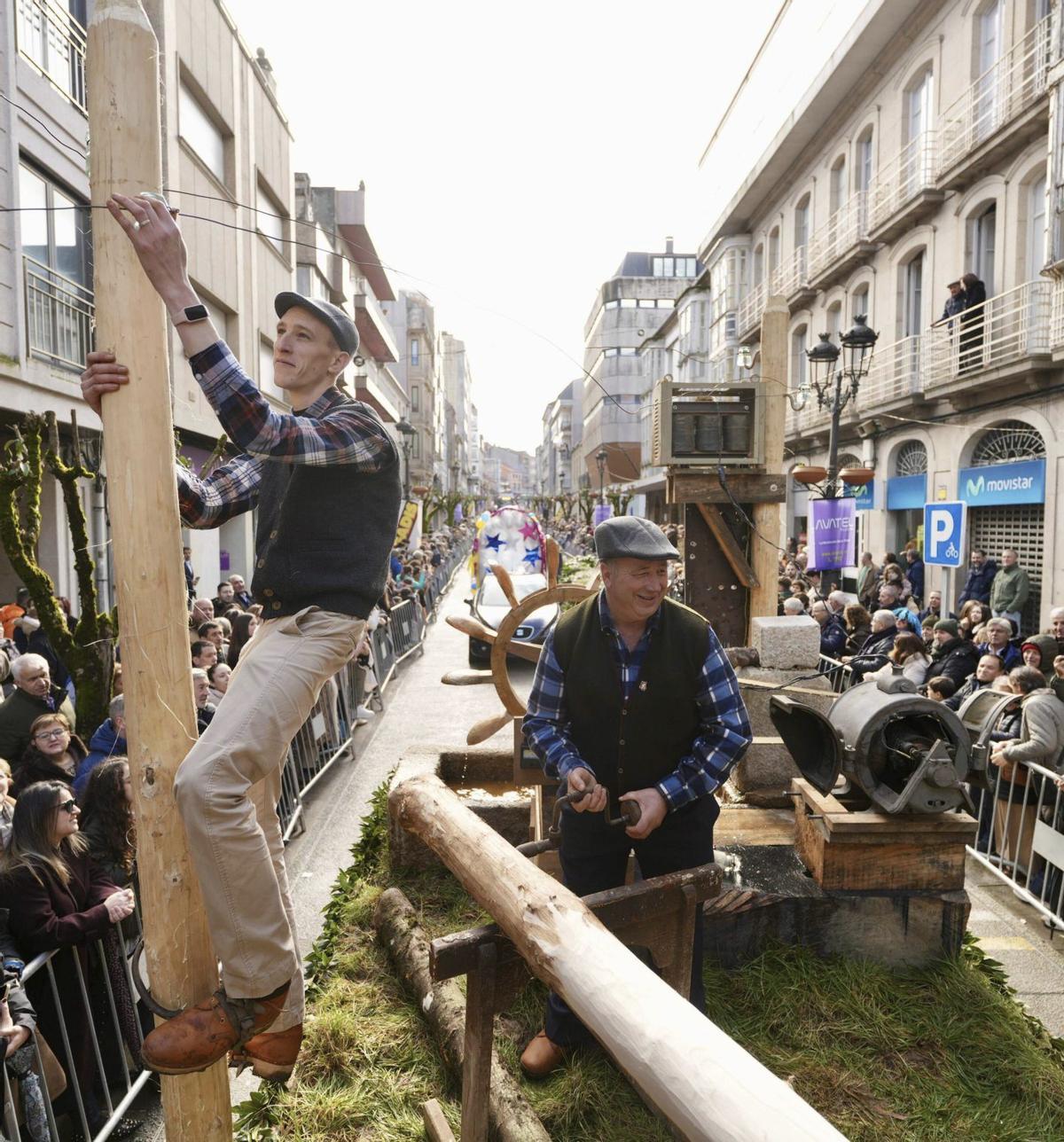 La carroza de Sello a su paso por la calle Joaquín Loriga.  | BERNABÉ