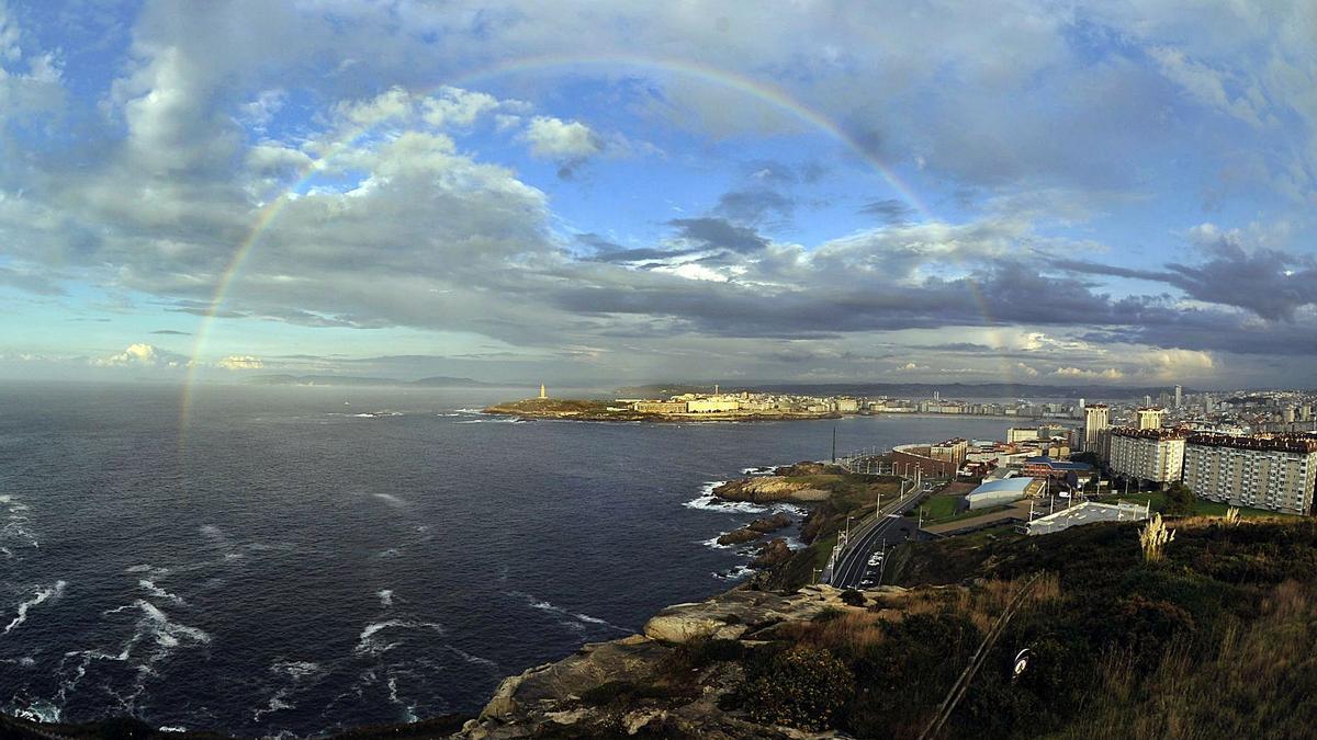 Vista de parte de la ciudad de A Coruña desde el monte de San Pedro.