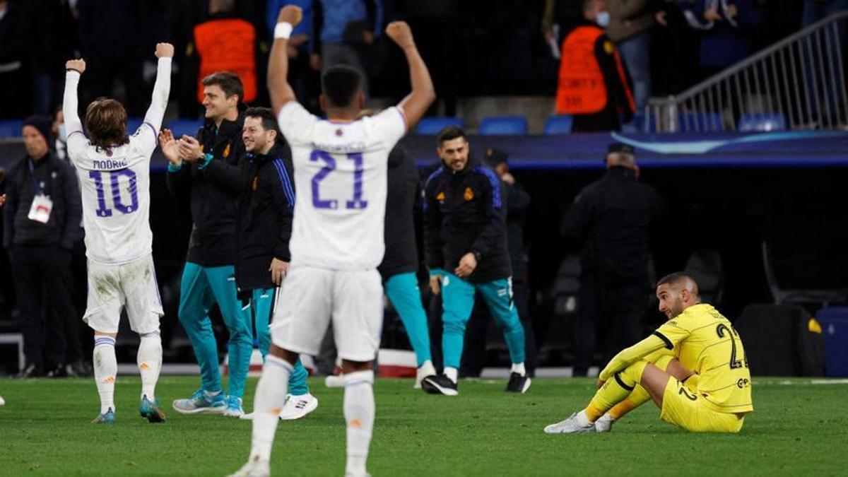 Luka Modric y Rodrygo Goes celebran la clasificación para semifinales tras batir al Chelsea en la prórroga la temporada 2012/2022.
