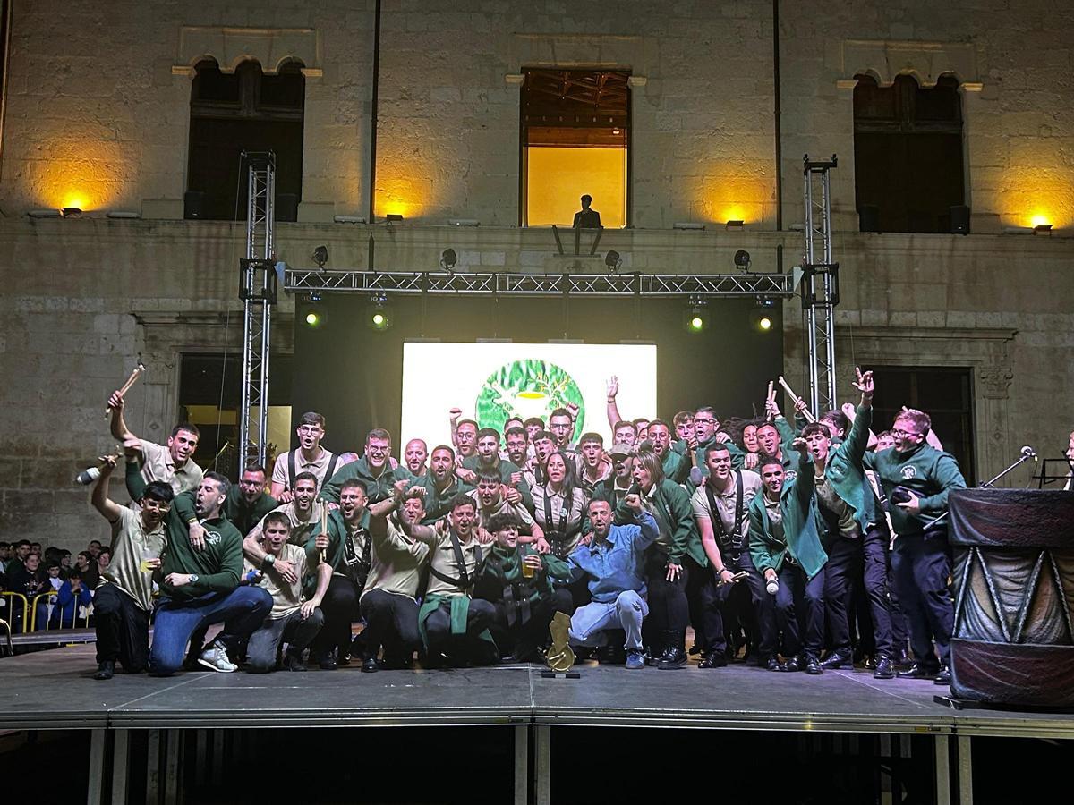 La banda de tambores de la cofradía Oración de Jesús en el Huerto en el momento de recoger el primer premio en Alzira.