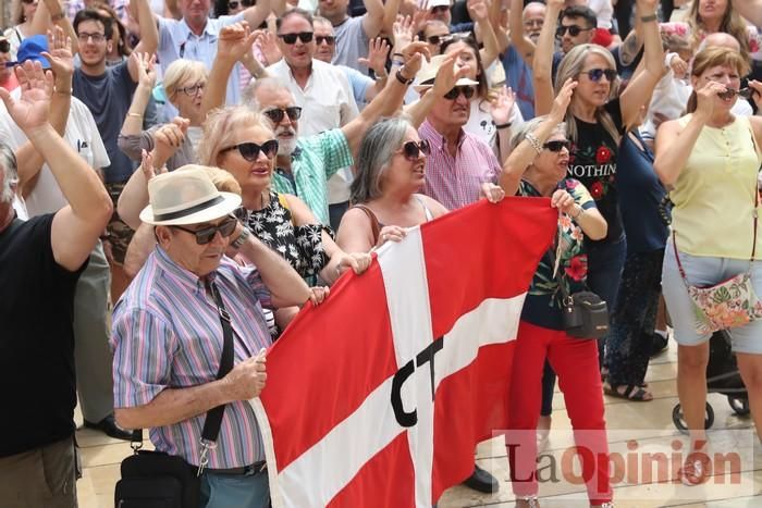 Cientos de personas protestan frente al Ayuntamiento de Cartagena por el pacto entre PP, PSOE y Cs