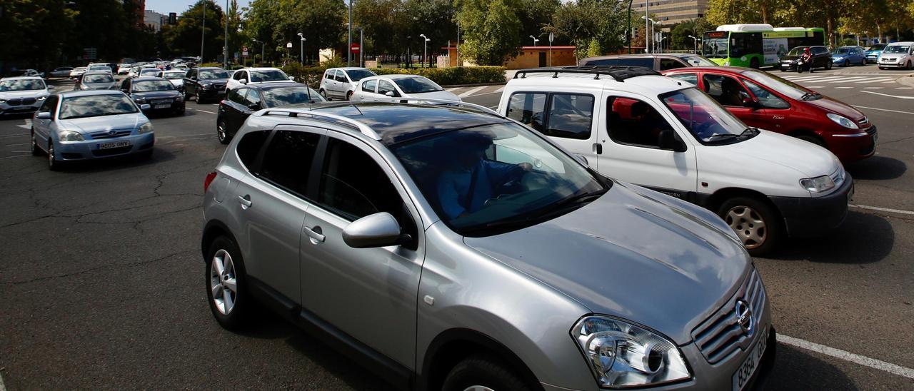 El tráfico rodado es la principal causa de contaminación en el área metropolitana.