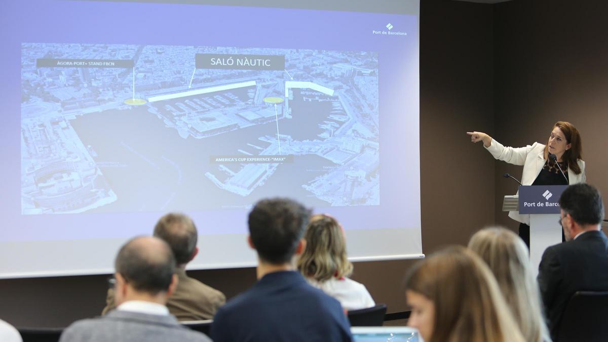 La directora de Innovación y Estrategia de Negocio, Emma Cobos, explica las características de la participación del Port de Barcelona en el Saló Nàutic.