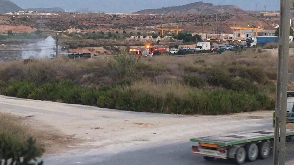 El camión procedente de València transportaba balas de plástico, de ahí la dificultad en apagar el fuego.