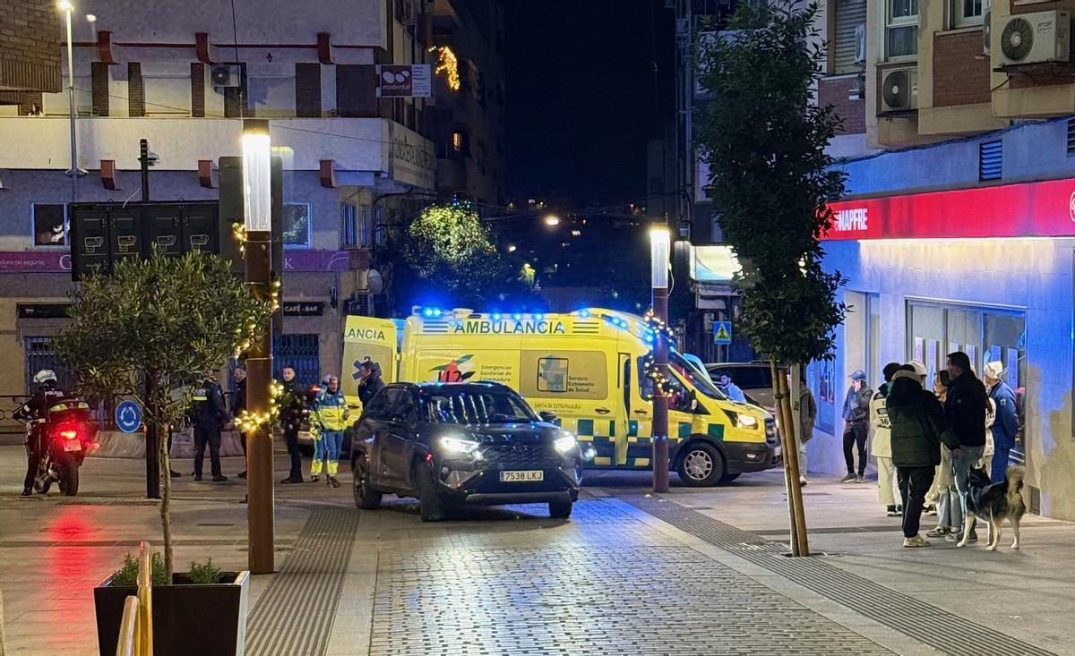 Momento en el que los sanitarios atendieron a uno de los afectados.