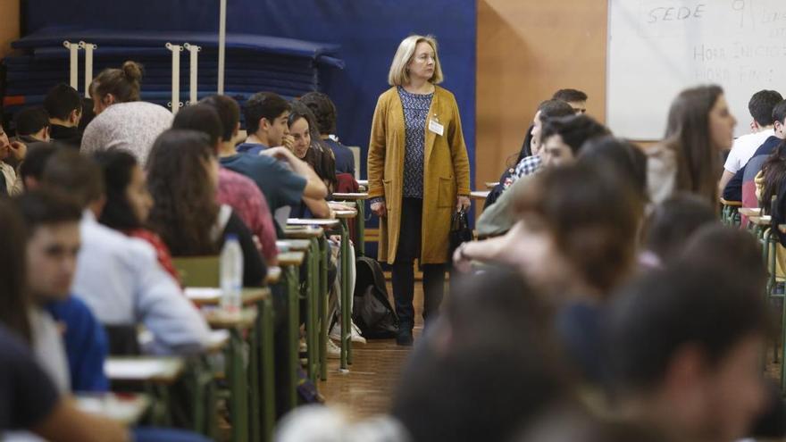 Asturianos haciendo frente al examen de Lengua y Literatura de la selectividad de 2018-
