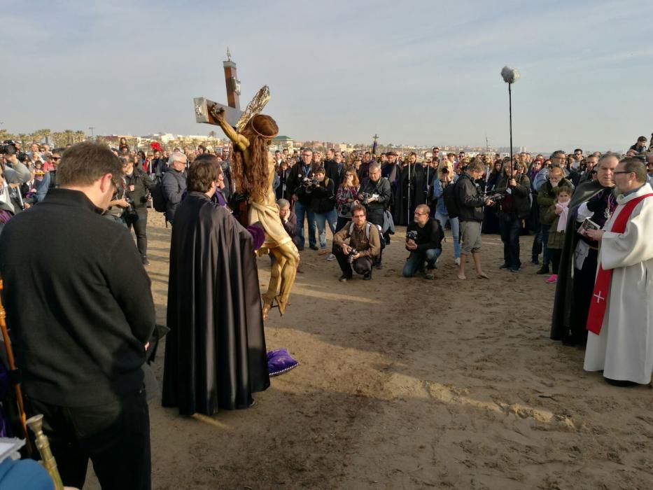 El Cristo del Salvador acude a la playa de València para rezar por los que han perdido la vida en el Mediterráneo.