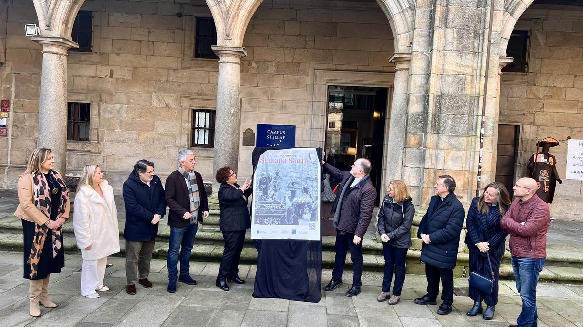 La junta de cofradías de Santiago presenta en la sede del Campus Stellae el cartel de la Semana Santa 2024