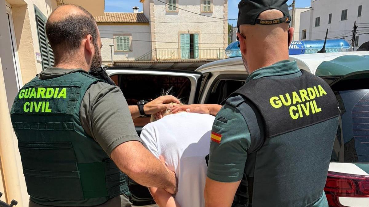 Agentes de la Guardia Civil inttroducen en el coche patrulla a uno de los cuatro detenidos por robos en coches aparcados en miradores de Pollença..