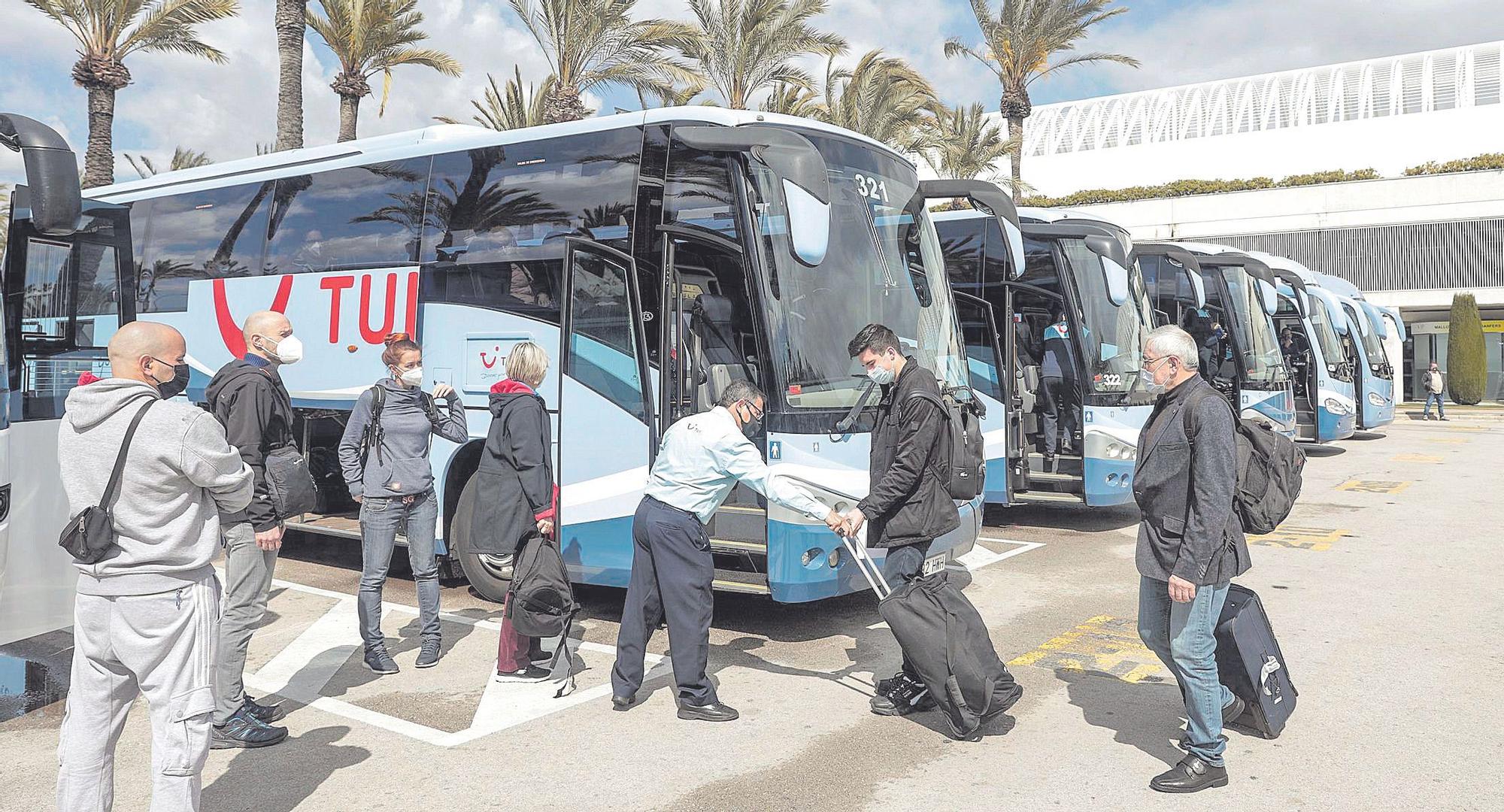 Subiendo a los autobuses para ir a sus hoteles.jpg