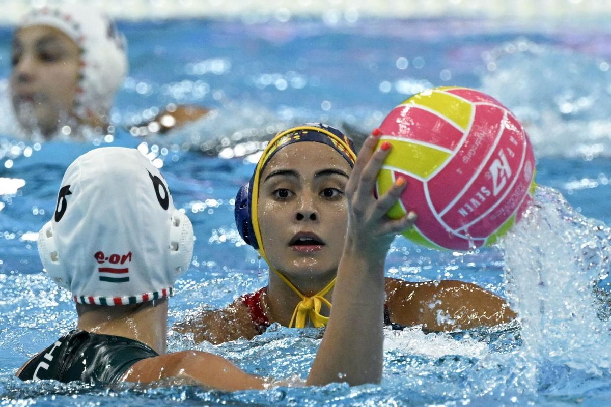 Singapore (Singapore), 21/07/2025.- Nora Sumegi (L) of Hungary and Paula Crespi Barriga of Spain in action during the women's water polo semifinal match between Hungary and Spain at the World Aquatics Championships Singapore 2025 in Singapore, 21 July 2025. (Hungría, España, Singapur) EFE/EPA/Szilard Koszticsak HUNGARY OUT