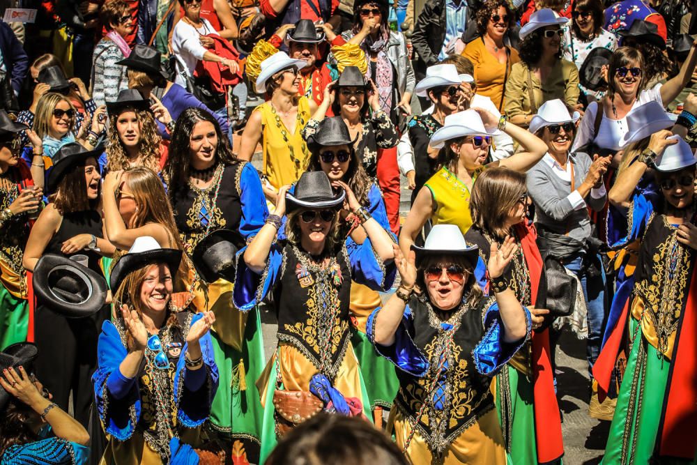 La procesión de la reliquia es uno de los actos que más agradan a los alcoyanos en el día dedicado al patrón San Jorge.