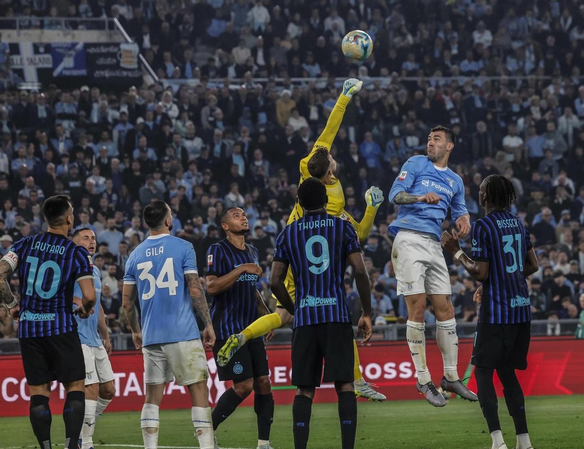 ROME (Italy), 13/05/2026.- Inter's goalkeeper Josep Martinez (C) in action during the Italian Cup final soccer match between SS Lazio and FC Inter, in Rome, Italy, 13 May 2026. (Italia, Roma) EFE/EPA/GIUSEPPE LAMIf
