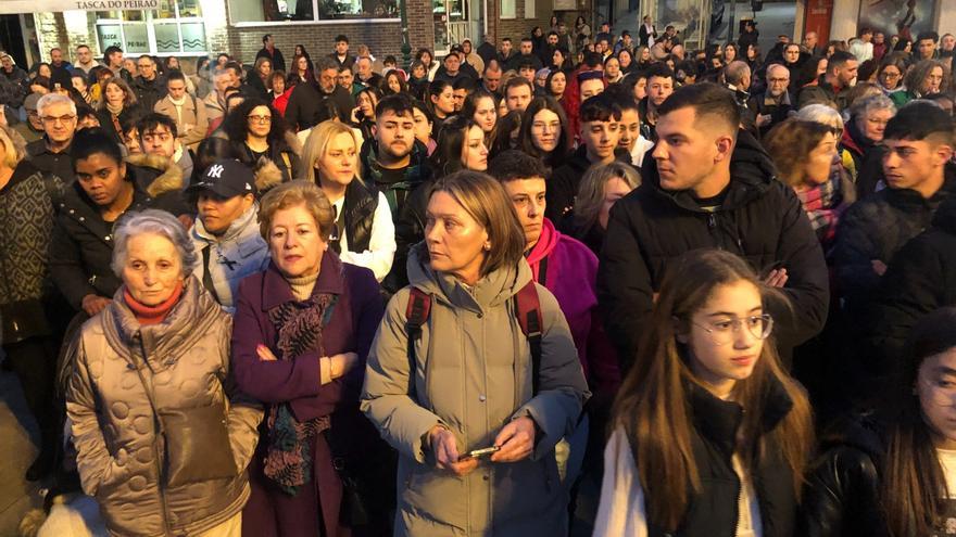 Minuto de silencio en Ribeira en señal de repulsa por el asesinato machista de este martes