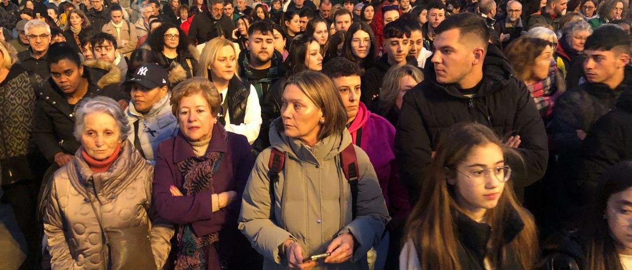 Minuto de silencio en Ribeira en señal de repulsa por el asesinato machista de este martes