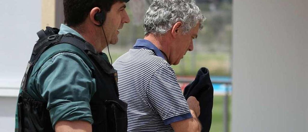 Ángel María Villar, acompañado de un guardia civil durante el registro de la sede de la Federación.